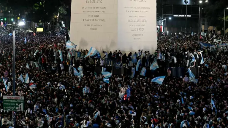 El Gobierno evalúa entre decretar feriado, día no laborable y asueto para recibir a la Selección