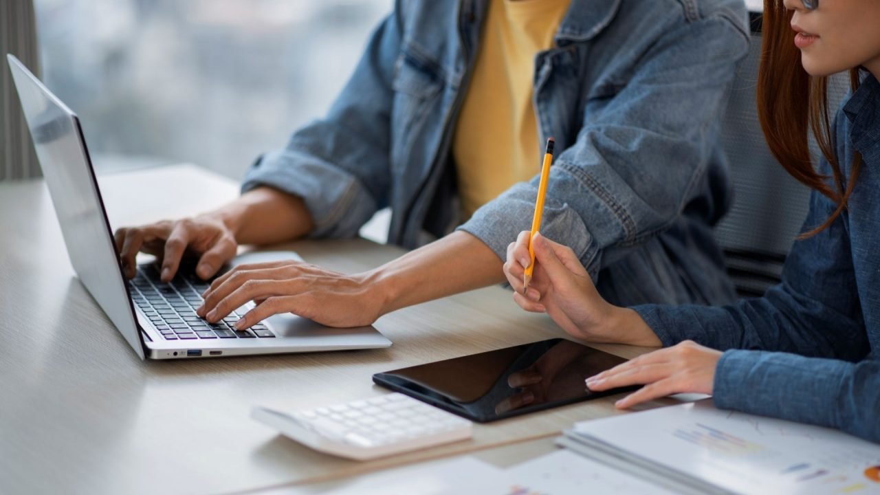 Formaciones prácticas para el comercio digital (Magnific)