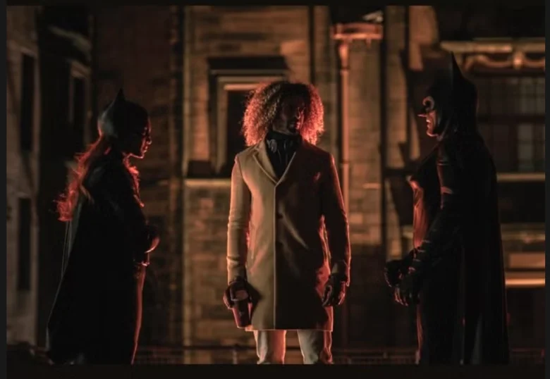 Batgirl, una de las pocas imágenes que se filtraron. Acá con el director Adil El Barbi y Michael Keaton volviendo a ser Batman. - ig: adilelbarbi