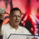 Vestidos como Gandalf, protestaron contra Peter Thiel en Palermo: qué hay detrás del insólito reclamo