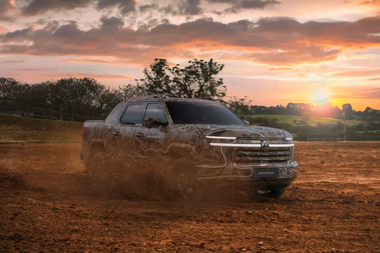 El "camuflaje artístico" sobre la Nueva Amarok no impide reconocer cómo serán sus líneas. - s