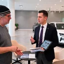 Se cansó de recorrer concesionarios y con la IA creó una web para ayudar a comprar autos chinos