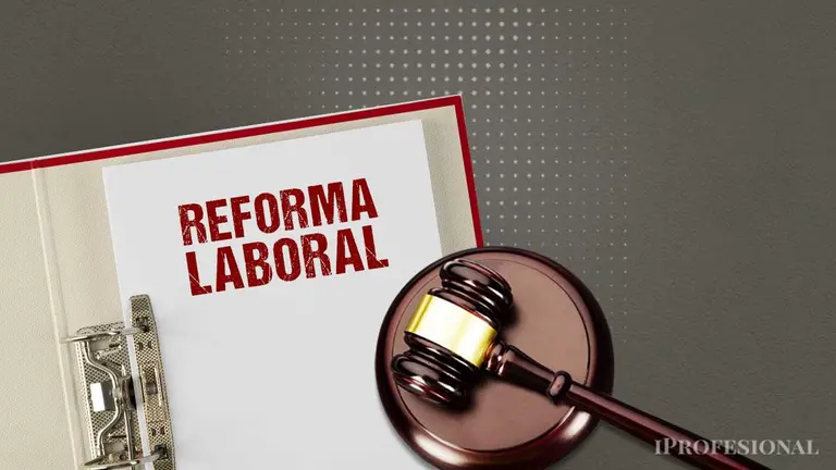Mazo de juez junto a un documento con la leyenda “Reforma Laboral”.