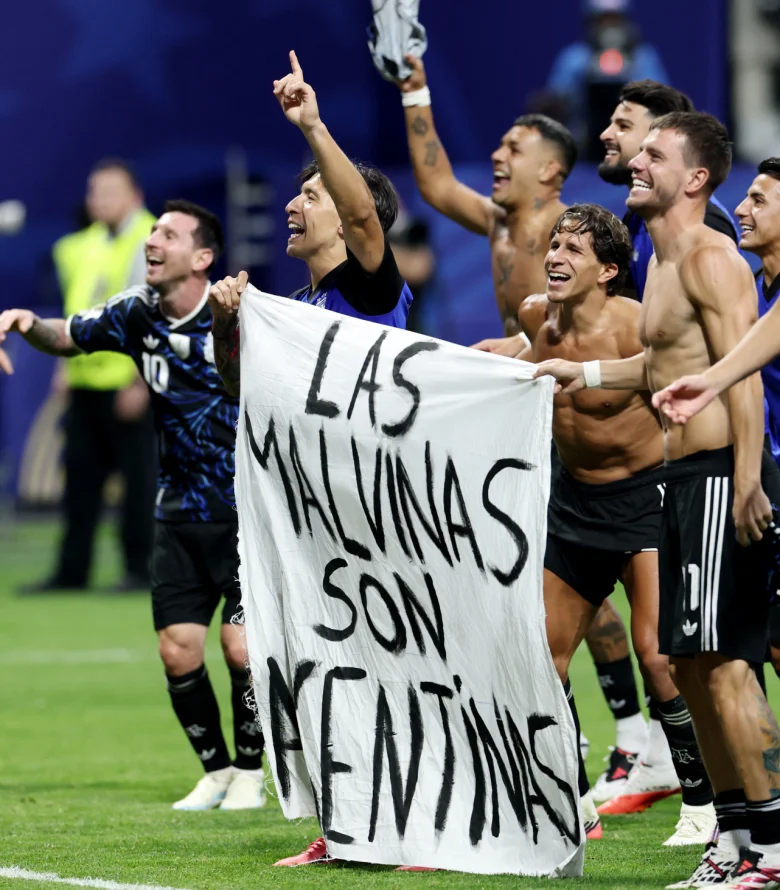 Los jugadores de la selección celebran con una bandera de las islas Malvinas - X