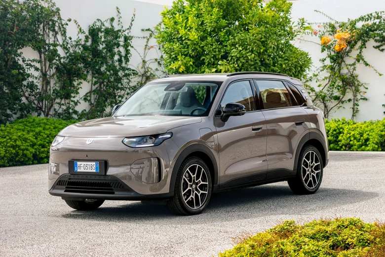 Leapmotor exhibe a modo de avant-première el B03X. - s