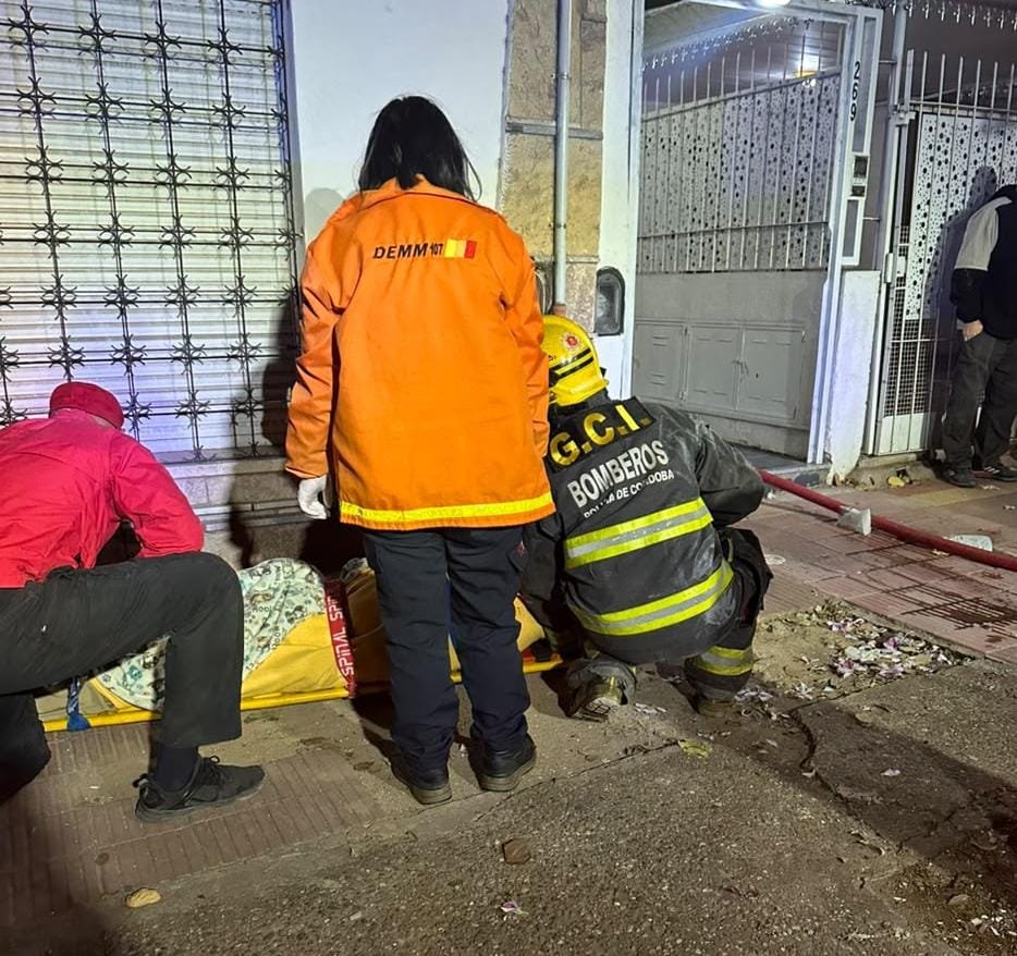 Incendio en una vivienda de Alberdi: rescataron a un hombre de 93 años • Canal C