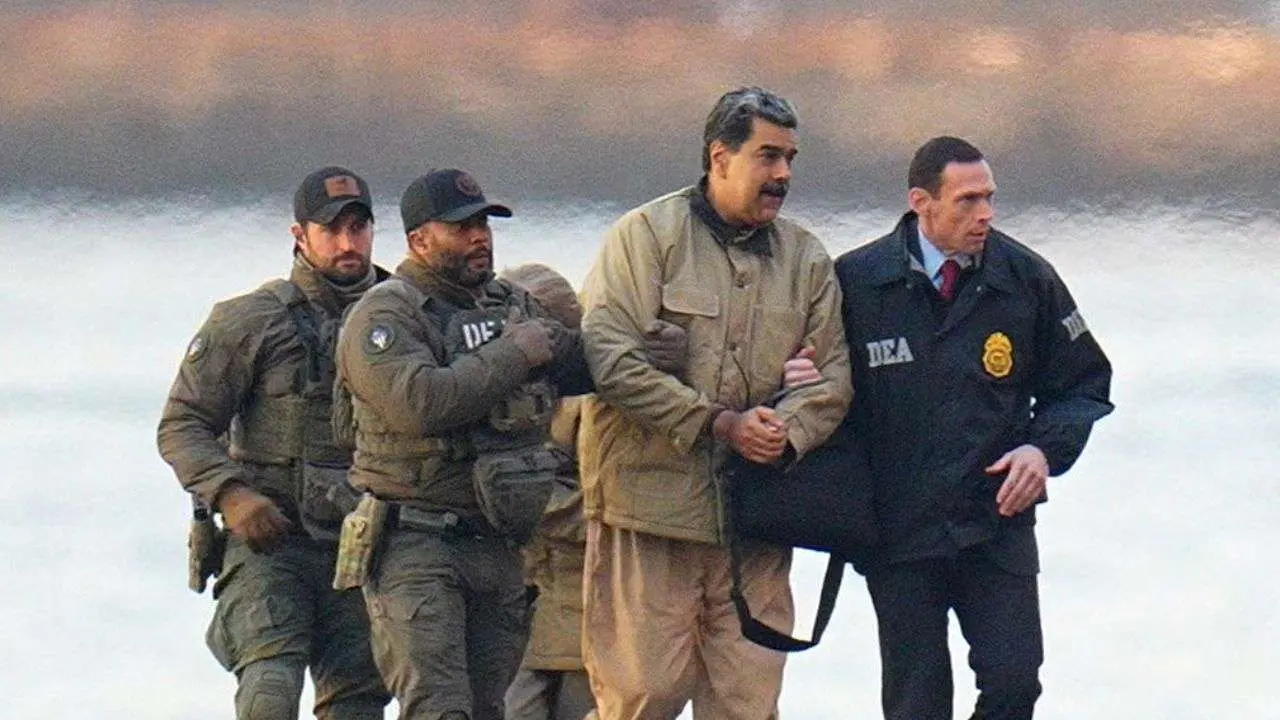 Nicolás Maduro siendo llevado con esposas por gendarmes y policías de EE.UU.